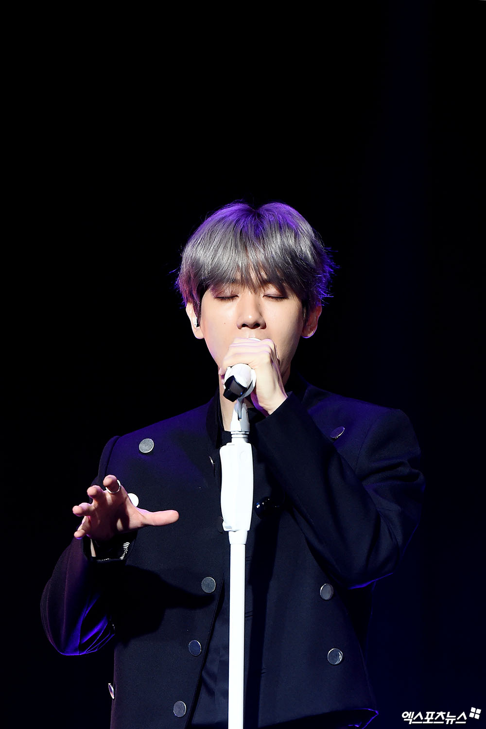 Group EXO Baekhyun has released his first solo album and has revealed his candid feelings about EXO.On the 10th, Showcase was held at SAC Art Hall in Gangnam-gu, Seoul to commemorate the release of the solo album City Lights by group EXO Baekhyun.The first solo City Lights by EXOs main vocalist, Baekhyun, featured six songs in a trendy atmosphere.The title is UN Village, a romantic R & B song.EXO, which debuted in 2012, has been very popular ever since its debut. It has also set a milestone called the Quintaple Millions.Baekhyun said there are fans on the basis of all these achievements.The cumulative sales of 10 million copies as EXO is a record that we can not come out without fans in reality rather than good, said Baekhyun.Baekhyun explains that he wants to repay his fans because he has a lot of things to receive.He always wanted to give something more, and his way of thinking was to comment on SNS and broadcast Love Live!Baekhyun said, I spent time with my fans and I thought you would wonder about your usual appearance. I made a body and made a comment that you are feeling better these days.In order to solve such a question, I thought one dimension was I can show it then.So I went to the fans with a good platform called YouTube. He said why he opened the YouTube channel and posted the V log.Now, only V logs are posted, but we will show more contents in the future.Many people ask EXO for the future over seven years. I think it is necessary to stay with the members as they are now, hoping for each others happiness.Without friendship between members, we could not even come here. I do not know what to think about my family even if I do not say each other, he said. The future of EXO is as hard as it is now, and I think that I will be going to keep the solidity that other members can fill the vacancy even if someone is empty.I hope that others will be curious about the future of EXO in the future, he added.When I talk about EXO and Baekhyun later 10 years and 20 years later, I want to be in such a memory that I can easily say I know, Baekhyun said.Meanwhile, Baekhyun will open a fan showcase at 8 pm after releasing the album at 6 pm and release the stage to fans.This showcase is broadcast live worldwide through VLove Live!