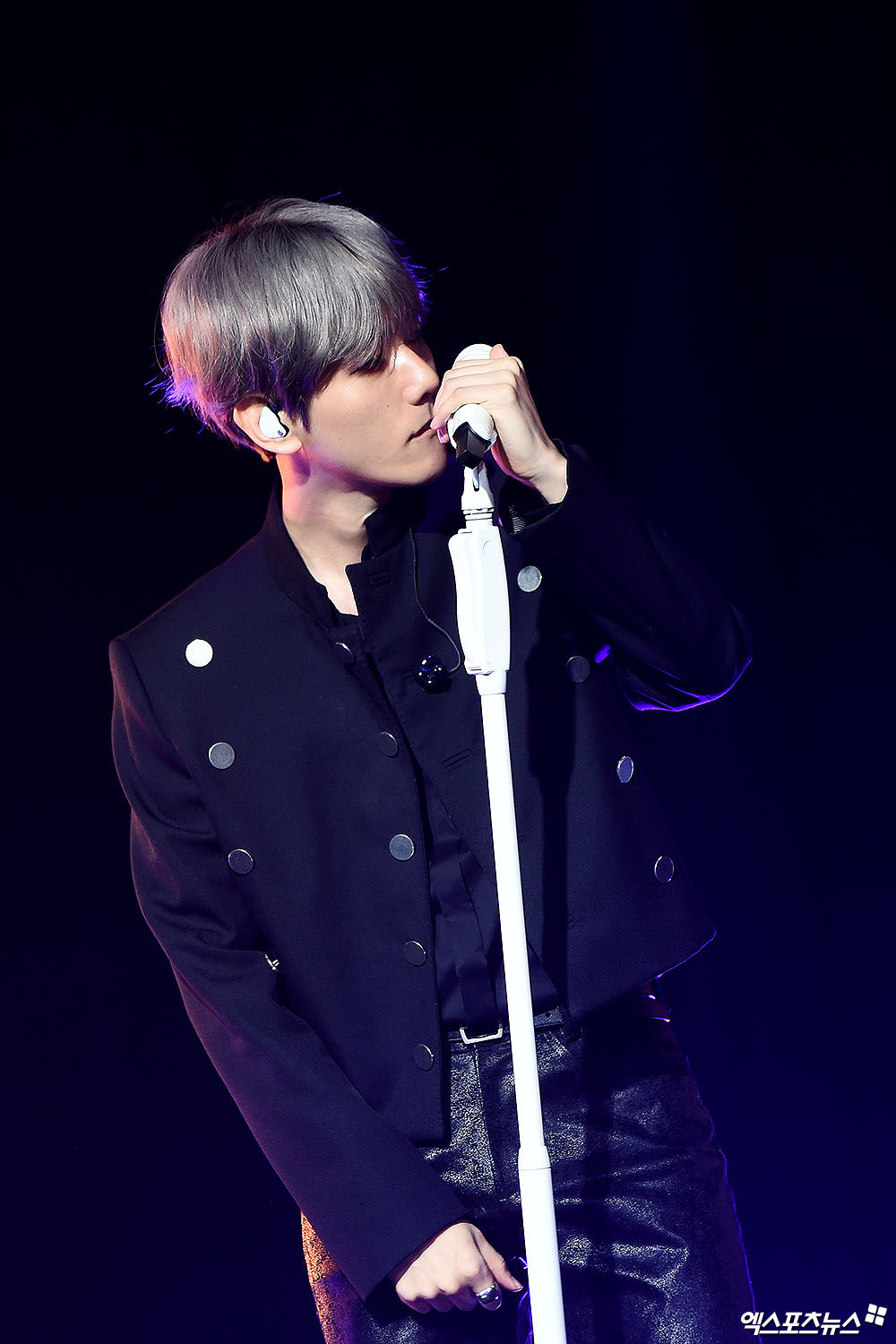 Group EXO Baekhyun has released his first solo album and has revealed his candid feelings about EXO.On the 10th, Showcase was held at SAC Art Hall in Gangnam-gu, Seoul to commemorate the release of the solo album City Lights by group EXO Baekhyun.The first solo City Lights by EXOs main vocalist, Baekhyun, featured six songs in a trendy atmosphere.The title is UN Village, a romantic R & B song.EXO, which debuted in 2012, has been very popular ever since its debut. It has also set a milestone called the Quintaple Millions.Baekhyun said there are fans on the basis of all these achievements.The cumulative sales of 10 million copies as EXO is a record that we can not come out without fans in reality rather than good, said Baekhyun.Baekhyun explains that he wants to repay his fans because he has a lot of things to receive.He always wanted to give something more, and his way of thinking was to comment on SNS and broadcast Love Live!Baekhyun said, I spent time with my fans and I thought you would wonder about your usual appearance. I made a body and made a comment that you are feeling better these days.In order to solve such a question, I thought one dimension was I can show it then.So I went to the fans with a good platform called YouTube. He said why he opened the YouTube channel and posted the V log.Now, only V logs are posted, but we will show more contents in the future.Many people ask EXO for the future over seven years. I think it is necessary to stay with the members as they are now, hoping for each others happiness.Without friendship between members, we could not even come here. I do not know what to think about my family even if I do not say each other, he said. The future of EXO is as hard as it is now, and I think that I will be going to keep the solidity that other members can fill the vacancy even if someone is empty.I hope that others will be curious about the future of EXO in the future, he added.When I talk about EXO and Baekhyun later 10 years and 20 years later, I want to be in such a memory that I can easily say I know, Baekhyun said.Meanwhile, Baekhyun will open a fan showcase at 8 pm after releasing the album at 6 pm and release the stage to fans.This showcase is broadcast live worldwide through VLove Live!