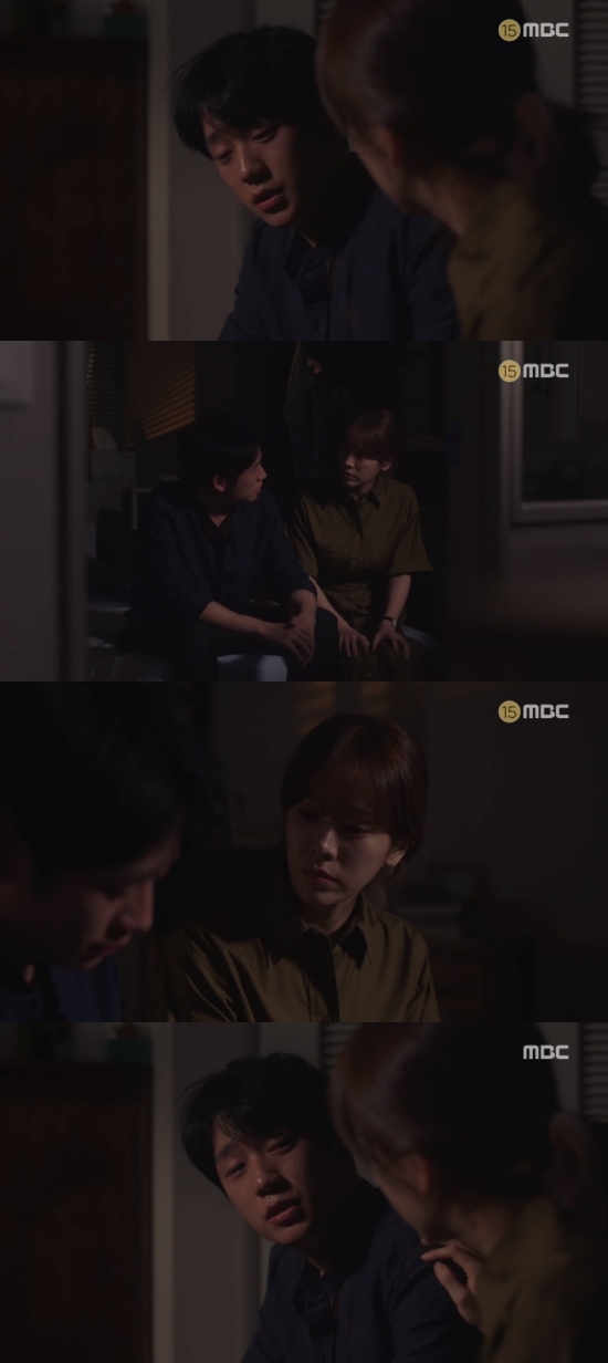Spring Night Jung Hae-in was drunk and told Han Ji-min.In the 29th MBC drama Spring Night broadcasted on the 10th, Yoo Ji-Ho (Jeong Hae-in) was shown to show anxiety to Lee Choi Jung-in (Han Ji-min).On this day, Yoo Ji-Ho was drunk and cried, Choi Jung-in will throw us away? If you will, it will be okay now.Lee Choi Jung-in asked, What do you mean? What is this about? And Yoo Ji-Ho said, Can you believe Choi Jung-in?Are you sure youll never change? he said, anxious.Lee Choi Jung-in said, Are you not trusting me now? And Yoo Ji-Ho said, Im asking if I can believe it.Eventually, Lee Jung-in expressed bitterness, saying, Do you think Im going to change? And Yoo Ji-Ho sighed, I dont know. I cant answer. I cant answer.In particular, Lee Jung-in left Jeong Hae-ins house, and Park Young-jae (Lee Chang-hoon) followed Lee Jung-in.Park Young-jae said that the drinking alcohol of Yoo Ji-Ho was due to Yoo Eun-woos mother, and Choi Jung-in turned around saying, Do not tell me, I do not want to hear it.Photo = MBC Broadcasting Screen