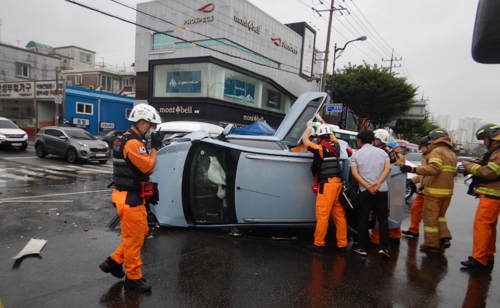 광주서 빗길 차량 3대 잇따라 부딪쳐..5명 중경상