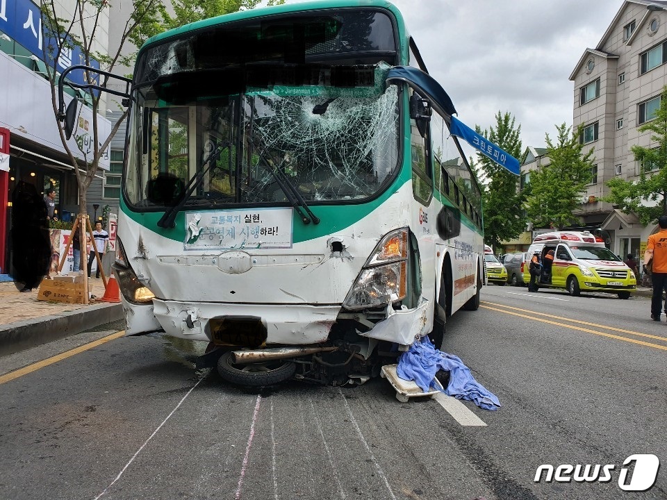 수원서 시내버스가 변압기·오토바이 들이받아..3명 부상