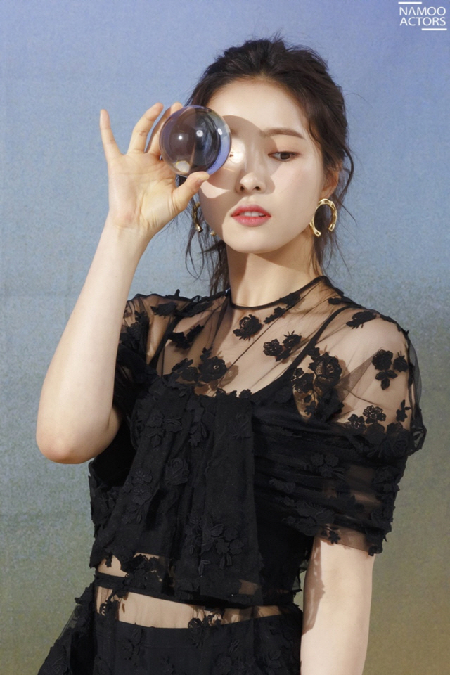 Actor Shin Se-kyung has unveiled a behind-the-scenes series like a pictorial.MBC New Wednesday-Thursday Evening drama New Employee Na Hae-ryung to return to Shin Se-kyung.Behind SteelSeries, full of the beauty of Shin Se-kyung, which can not be taken off, is being revealed, and attention is focused.SteelSeries, released today (11th), is wrapped in colorful aspects of Shin Se-kyung that match the modifier Pictorial Artisan.Especially from dazzling brightness to chic that creates a city-wide atmosphere. The charm of Shin Se-kyung is enough to overwhelm the gaze.Shin Se-kyung is a back door that not only completed a sensual picture with various poses and natural gaze treatment, but also showed the perfect concept and the change of the whole concept, and the admiration of the staff in the field.In an interview with the photo shoot, I was able to hear Shin Se-kyungs genuine thoughts about the new employee, Na Hae-ryung, who returned to the house theater.I read the script and I fell in love with it, and after expressing my special affection for the work, the script itself was very fresh and clean.The charm of each character is also shining, and the ensemble that they create when they gather is also an expected work. Na Hae-ryung, a new employee who has made not only Shin Se-kyung but also prospective viewers excited, is considered to be the best anticipated work in the second half of this year.In the play, he will transform into the first female director of Joseon, Na Hae-ryung, and give him a thrilling fun that he has not felt before.Shin Se-kyung starring MBCs new Wednesday-Thursday evening drama Na Hae-ryung will be broadcast on July 17 (Wednesday) at 8:55 pm.