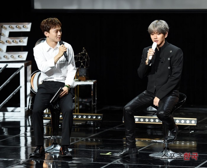 EXO Chen and Baekhyun attend the showcase of Baekhyuns first solo album City Lights held at SAC Art Hall in Gangnam-gu, Seoul on the afternoon of the 10th.The title song of this album, UN Village, is a romantic love song of the R & B genre where you can feel the soft vocals of Baekhyun. Music Be EXO D.O. is produced with a sensual video that blends with the trendy atmosphere of the new song, which will attract global music fans.