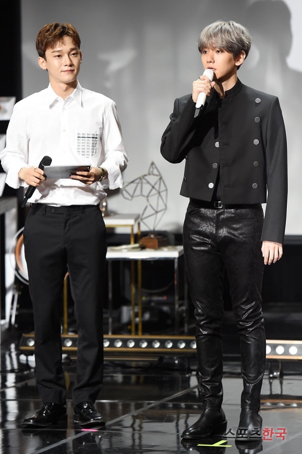 EXO Chen and Baekhyun attend the showcase of Baekhyuns first solo album City Lights held at SAC Art Hall in Gangnam-gu, Seoul on the afternoon of the 10th.The title song of this album, UN Village, is a romantic love song of the R & B genre where you can feel the soft vocals of Baekhyun. Music Be EXO D.O. is produced with a sensual video that blends with the trendy atmosphere of the new song, which will attract global music fans.