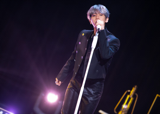 EXO Baekhyuns first mini album city lights ShowcaseI like it in 10 seconds when I hear the song, and Im not sure, but I think this title song was fascinated in the first 10 seconds.Baekhyun (pictured) returned to solo with the title song UN Village which was assured in 10 seconds.It is with five songs as if to repay the fans long wait.On the afternoon of the 10th, the first mini album city lights (City Lights) Showcase of group EXO Baekhyun was held at SAC Art Hall in Samsung-dong, Gangnam-gu, Seoul.As Siu Min was in charge of Chens sound recordings, Chen also helped Baekhyun to proceed with the day.Baekhyun, who appeared in all black fashion like a black swan, expressed his expectation for solo activities, saying, Although there was a burden on solo activities, I was expecting what it would be like to show you soon because the release date was approaching.Baekhyun released the single Ill Walk You in 2017, but it was only seven years since he debuted his solo album.On stage alone, he sang the title song UN Village and quietly painted the melody.UN Village is a hip-hop R & B song with a groovy beat and a delicate voice of Baekhyun, which means a luxury apartment in Hannam-dong.There was a special reason for using the actual name. Baekhyun said, What is the United Nations Village? Is it where I think it is?I thought it was a lyrics that would cause curiosity, and I accepted it interestingly.The album, which was filled with hip-hop R&B, was performed by rapper Binzino, producer Darkchild, British production team London Noise, composer Kenzie and DEEZ.Baekhyun did not join in writing and composing.I was a top model in the lyrics and I was rejected by the company, he said. I think I should develop what I do well, so I am concentrating more on vocals and dance.I want to participate in writing and composing when I have a chance, but I want to show the stability of the player by improving my ability. Regarding the group activities and differences, EXO appeals to sexy with performance, my album appeals to sexy with voice, he said.I did not like recording EXO songs, but I did not have much power and sang songs. I think it would be nice to put earphones in when I drive at night or have time alone.Baekhyun recorded a huge number of 400,000 album preorders.As for getting a hot response at home and abroad, he said, It was so amazing that the number of 400,000 was a number I could not really imagine.I think I will believe it with my own eyes. Finally, he revealed that his final dream was to keep on being forgotten in someones memory; thats why hes been playing several Top Model over and over again.Baekhyun said, I do not think all such records that debuted with EXO and exceeded 10 million cumulative sales volume are simply because we are good.I thought it was possible because there were fans, he said. I thought, Is this a job that only gets a job? And We should give something.So I started the V log with everyday life and went to the fans. Meanwhile, Baekhyuns first solo album, city lights, included six songs in total, including the title track UN Village, Stay Up, Betcha (Betcha), Ice Queen (Ice Queen), Diamond (Diamond) and Psycho (Psycho).The album was released at 6 pm on various music sites.Member Chen, Showcase Progress Postal Friendship Show...Im Not Forgotten by Fans Memory.