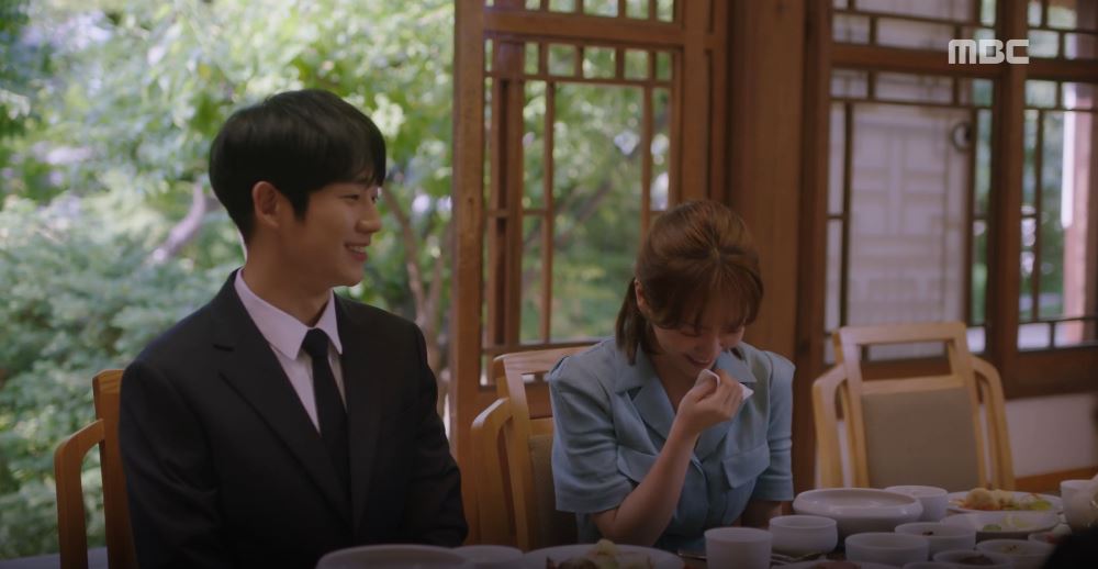 Jung Hae-in met with Han Ji-mins family.In the 31st to 32nd episode of MBCs tree mini series Spring Night (playplayed by Kim Eun, directed by Ahn Pan-seok), which aired on the 11th (Thursday), Yoo JiHo (Jeong Hae-in) was shown eating with his son and his family of Choi Jung-in (Han Ji-min).On this day, Yoo JiHo said to Jung Eun-woo (Hyan), I am the only son I can not collapse, and then Choi Jung-in is the same.I have seen one of them, but I have to keep it no matter what. Lee Jung-in, Shin Hyung-sun (Gil Hae-yeon) and Lee Seo-in (Im Seong-eon) showed tears. Shin said, I was embarrassed and impressed when I heard that I was bringing my child.I am a parent, too, he said, understanding the mind of Yoo JiHo. Yoo JiHo said, Thank you for your approval. Then Yu wondered, Do you marry your father, do you marry your teacher? In the car back home, she said.The teacher will be Jung Eun-woos mother.When Yoo JiHo said, Ill do well, Choi Jung-in smiled happily, No, well do well.Viewers responded through various SNS and portal sites such as JiHo is cool, I am warm and good, I am impressed tears, JiHo and Choi Jung-in will live with love and I was so happy because of spring night.Meanwhile, Spring Night ended with the final session of the day.Subsequently, Gu Hae-ryeong, a new officer starring Shin Se-kyung, Jung Eun-woo, Park Ki-woong, Lee Ji-hoon and Park Ji-hyun, will be broadcasted for the first time at 8:55 pm on the 17th (Wednesday).iMBC  MBC Screen Capture