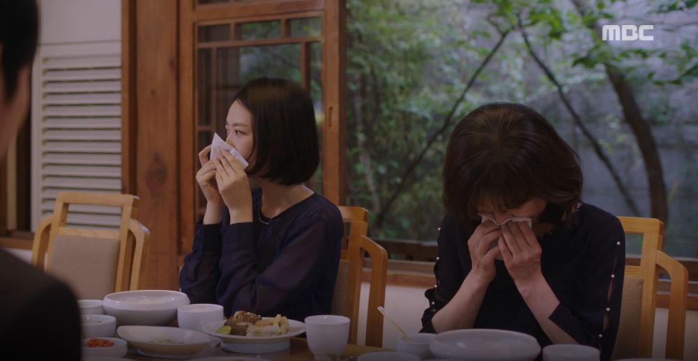 Jung Hae-in met with Han Ji-mins family.In the 31st to 32nd episode of MBCs tree mini series Spring Night (playplayed by Kim Eun, directed by Ahn Pan-seok), which aired on the 11th (Thursday), Yoo JiHo (Jeong Hae-in) was shown eating with his son and his family of Choi Jung-in (Han Ji-min).On this day, Yoo JiHo said to Jung Eun-woo (Hyan), I am the only son I can not collapse, and then Choi Jung-in is the same.I have seen one of them, but I have to keep it no matter what. Lee Jung-in, Shin Hyung-sun (Gil Hae-yeon) and Lee Seo-in (Im Seong-eon) showed tears. Shin said, I was embarrassed and impressed when I heard that I was bringing my child.I am a parent, too, he said, understanding the mind of Yoo JiHo. Yoo JiHo said, Thank you for your approval. Then Yu wondered, Do you marry your father, do you marry your teacher? In the car back home, she said.The teacher will be Jung Eun-woos mother.When Yoo JiHo said, Ill do well, Choi Jung-in smiled happily, No, well do well.Viewers responded through various SNS and portal sites such as JiHo is cool, I am warm and good, I am impressed tears, JiHo and Choi Jung-in will live with love and I was so happy because of spring night.Meanwhile, Spring Night ended with the final session of the day.Subsequently, Gu Hae-ryeong, a new officer starring Shin Se-kyung, Jung Eun-woo, Park Ki-woong, Lee Ji-hoon and Park Ji-hyun, will be broadcasted for the first time at 8:55 pm on the 17th (Wednesday).iMBC  MBC Screen Capture