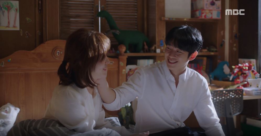 Jung Hae-in and Han Ji-min wrote a memorandum.In the 31st to 32nd episode of MBCs tree mini series Spring Night (playplayed by Kim Eun, directed by Ahn Pan-seok), which aired on the 11th (Thursday), Lee Choi Jung-in (Han Ji-min) was shown meeting with the family of Yoo Ji-Ho (Jeong Hae-in).Earlier, Choi Jung-in received a memorandum saying I will be abstained from Yoo Ji-Ho, who drank and made a mistake.But Yoo Ji-Ho broke his promise by drinking with friends at home.Choi Jung-in, who visited Yoo Ji-Hos house, was amazed to see Yoo Ji-Ho, which was drunk and sprawled.Yoo Ji-Ho, who woke up, apologized immediately, saying, I was wrong.Lee Jung-in looked at Yoo Ji-Ho, who was kneeling down, and asked, Do you want to marry me?When Yoo Ji-Ho said, I said I would not drink even if I died, but the children kept ..., Lee Jung-in said, I am even cowardly.Then, Choi Jung-in, who was relieved by the cute look of Yoo Ji-Ho, revised the memorandum with Do not lie.After that, Choi Jung-in met with Yoo Ji-Hos parents and said, I will be very considerate and beautiful. I will do my best to Jung Eun-woo.Ko Suk-hee (Kim Jung-young) was thrilled with tears. The next day, Lee Jung-in, who woke up in Yu Jung Eun-woo (Hian)s room, was surprised.I fell asleep drunk. Yoo Ji-Ho received a memorandum from the embarrassed Choi Jung-in saying, Lee Jung-in must marry Yoo Ji-Ho.Viewers cried together with My father met his drinking friend  and Choi Jung-in cried together through various SNS and portal sites.I am happy,  I am a cute family,  I am really cute and I will die,  Last time I can not send - Choi Jung-in! and so on.Meanwhile, Spring Night ended with the final session of the day.Subsequently, Gu Hae-ryeong, a new officer starring Shin Se-kyung, Jung Eun-woo, Park Ki-woong, Lee Ji-hoon and Park Ji-hyun, will be broadcasted for the first time at 8:55 pm on the 17th (Wednesday).iMBC  MBC Screen Capture