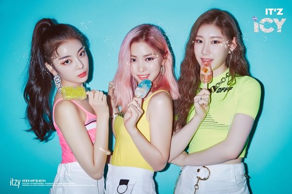 ITZY (there) released a unit teaser, boosting the comeback.JYP Entertainment (hereinafter referred to as JYP) released the ITZY group teaser on the 10th and announced the comeback news.On the 11th, Midnight attracted attention by releasing two unit teasers containing the concept of the new album ITz ICY (IC) through ITZYs SNS channel.In the open teaser, Lia, Ryu Jin and Chaeryeong showed off their fruity visuals in neon color costumes.Yezi and Yuna also gave a fresh mood and focused their attention.ITZY, recognized as the best newcomer in the 2019 music industry, debuted on February 12 this year with its first digital single, ITz Different (Heres Difference), and the title song Dallalala.The debut song Dalladara MV exceeded 10 million views in 18 hours and exceeded 100 million views in 57 days, establishing a record of 100 million views for the shortest time based on the K-pop debut group.In addition, K-pop girl group standard shortest period terrestrial music broadcasting 1st place and terrestrial 7th king including 9 music broadcasting total 9 and wrote a lot of new records, announced the birth of Monster newcomer.Yezi, Lia, Ryu Jin, Chaeryeong and Yuna five members showed a special charm by showing distinctive characters, trendy and personality visuals and styles, and they also won a powerful stage with Daladarla.On the other hand, ITZY will release a new album ITz ICY at 6 pm on the 29th, and will pre-release the music video of Midnight title song on the 29th.