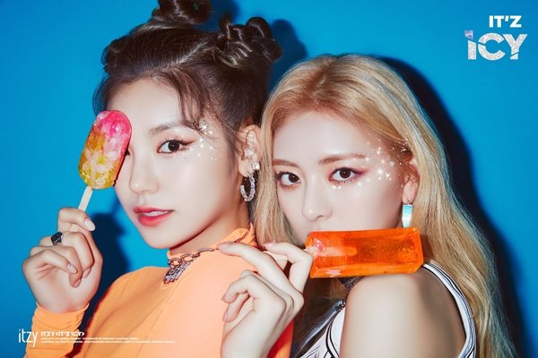 ITZY (there) released a unit teaser, boosting the comeback.JYP Entertainment (hereinafter referred to as JYP) released the ITZY group teaser on the 10th and announced the comeback news.On the 11th, Midnight attracted attention by releasing two unit teasers containing the concept of the new album ITz ICY (IC) through ITZYs SNS channel.In the open teaser, Lia, Ryu Jin and Chaeryeong showed off their fruity visuals in neon color costumes.Yezi and Yuna also gave a fresh mood and focused their attention.ITZY, recognized as the best newcomer in the 2019 music industry, debuted on February 12 this year with its first digital single, ITz Different (Heres Difference), and the title song Dallalala.The debut song Dalladara MV exceeded 10 million views in 18 hours and exceeded 100 million views in 57 days, establishing a record of 100 million views for the shortest time based on the K-pop debut group.In addition, K-pop girl group standard shortest period terrestrial music broadcasting 1st place and terrestrial 7th king including 9 music broadcasting total 9 and wrote a lot of new records, announced the birth of Monster newcomer.Yezi, Lia, Ryu Jin, Chaeryeong and Yuna five members showed a special charm by showing distinctive characters, trendy and personality visuals and styles, and they also won a powerful stage with Daladarla.On the other hand, ITZY will release a new album ITz ICY at 6 pm on the 29th, and will pre-release the music video of Midnight title song on the 29th.