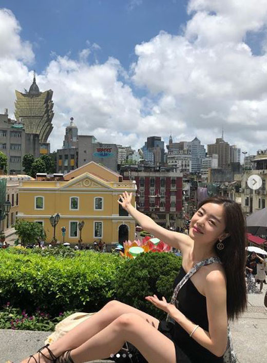 Singer and actor Han Sun-hwa reported on his recent trip.Han Sun-hwa posted a number of photos on her personal Instagram account on Wednesday, taken during a trip to Macau.In the public photo, Han Sun-hwa poses modelly, with a stunning landscape behind her, with white skin and dazzling beauty that attracts attention.The netizens who watched this made various comments such as My sister is so sexy, Everyday picture and Fashion is too taste sniper.Meanwhile, Han Sun-hwa appeared on the cable channel OCN drama Save me 2 last month.