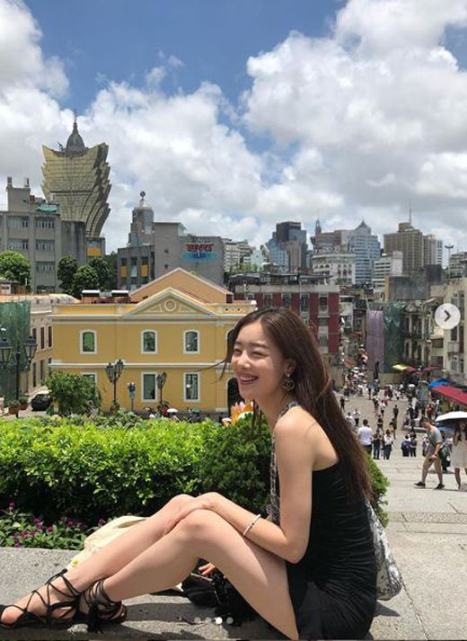 Singer and actor Han Sun-hwa reported on his recent trip.Han Sun-hwa posted a number of photos on her personal Instagram account on Wednesday, taken during a trip to Macau.In the public photo, Han Sun-hwa poses modelly, with a stunning landscape behind her, with white skin and dazzling beauty that attracts attention.The netizens who watched this made various comments such as My sister is so sexy, Everyday picture and Fashion is too taste sniper.Meanwhile, Han Sun-hwa appeared on the cable channel OCN drama Save me 2 last month.