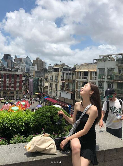 Singer and actor Han Sun-hwa reported on his recent trip.Han Sun-hwa posted a number of photos on her personal Instagram account on Wednesday, taken during a trip to Macau.In the public photo, Han Sun-hwa poses modelly, with a stunning landscape behind her, with white skin and dazzling beauty that attracts attention.The netizens who watched this made various comments such as My sister is so sexy, Everyday picture and Fashion is too taste sniper.Meanwhile, Han Sun-hwa appeared on the cable channel OCN drama Save me 2 last month.