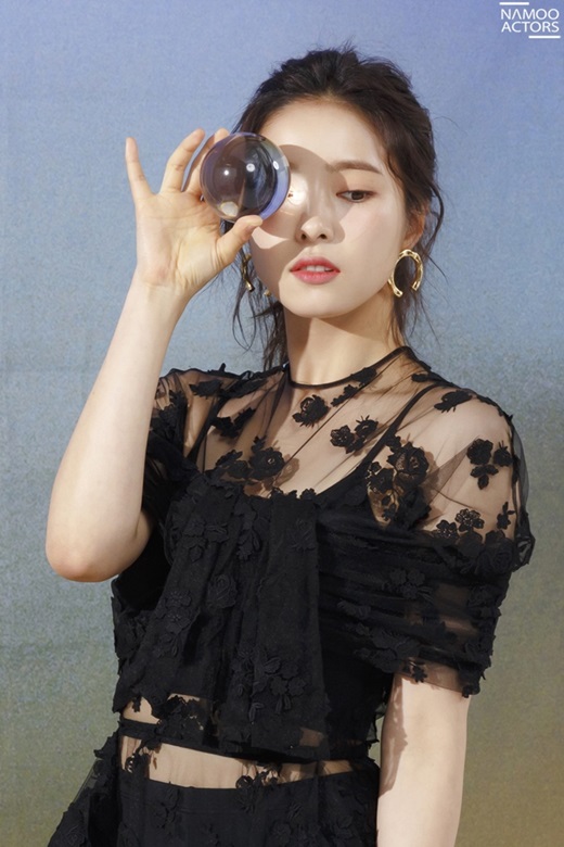 Actor Shin Se-kyung boasted of his unique elegance.On the 11th, Shin Se-kyungs agency Tree Ectus unveiled a behind-the-scenes steel filled with the beauty of Shin Se-kyung, which can not be taken off.It contains a variety of aspects of Shin Se-kyung that match the modifier Photo Artisan. Especially, it attracted attention from its brilliant brightness to its chicness that creates a cityly atmosphere.Shin Se-kyung completed a sensual pictorial with a variety of poses and natural gaze treatments, along with perfecting all concepts and showing a changeable appearance.In an interview with the photo shoot, I was able to hear Shin Se-kyungs true thoughts about MBCs new drama Na Hae-ryung, which is a return to the house theater.Shin Se-kyung expressed his special affection for the work, saying, I read the script and fell in love with it. The script itself was very fresh and clean.The charm of each character is also shining, and the ensemble that they create when they gather is also expected. On the other hand, Na Hae-ryung, a new employee starring Shin Se-kyung, will be broadcasted at 8:55 pm on the 17th.