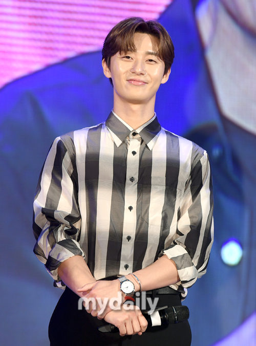 Park Seo-joon greets him at the showcase of the movie Lion (director Kim Joo-hwans distribution Lotte Mart Entertainment) at Lotte Mart World in Jamsil, Seoul on the afternoon of the 11th.The Lion is a film about the story of fighting champion Yonghu (Park Seo-joon) meeting the Kuma priest Anshinbu (Anseonggi) and confronting the powerful evil (), which has confused the world.It is scheduled to open on the 31st.