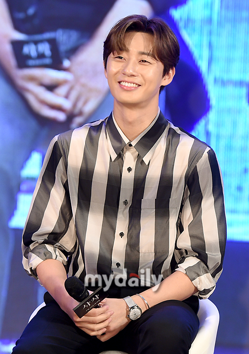 Park Seo-joon greets him at the showcase of the movie Lion (director Kim Joo-hwans distribution Lotte Mart Entertainment) at Lotte Mart World in Jamsil, Seoul on the afternoon of the 11th.The Lion is a film about the story of fighting champion Yonghu (Park Seo-joon) meeting the Kuma priest Anshinbu (Anseonggi) and confronting the powerful evil (), which has confused the world.It is scheduled to open on the 31st.