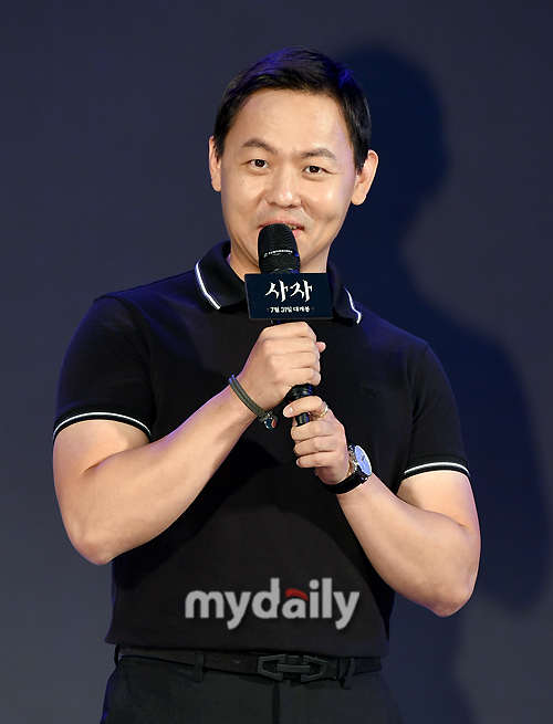 Director Kim Joo-hwan greets him at the showcase of the movie Lion (director Kim Joo-hwans distribution Lotte Mart Entertainment) held at Lotte Mart World in Jamsil, Seoul on the afternoon of the 11th.The Lion is a film about the story of martial arts champion Yonghu (Park Seo-jun) meeting with the Kuma priest An Shinbu (An Sung-ki) and confronting the powerful evil (), which has confused the world.