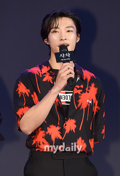 Woo Do-hwan greets him at the showcase of the movie Lion (director Kim Joo-hwans distribution lotte mart entertainment) at Lotte Mart World in Jamsil, Seoul on the afternoon of the 11th.The Lion is a film about the story of martial arts champion Yonghu (Park Seo-jun) meeting with the Kuma priest An Shinbu (An Sung-ki) and confronting the powerful evil (), which has confused the world.