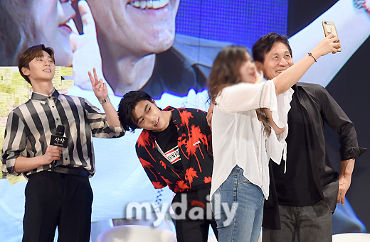 Ahn Sung-ki is taking a selfie with a fan at the showcase of the movie Lion (director Kim Joo-hwans distribution Lotte Mart Entertainment) at Lotte Mart World in Jamsil, Seoul on the afternoon of the 11th.The Lion is a film about a fighting champion, Yonghu (Park Seo-joon), who meets the Old Man priest Anshinbu (Ahn Sung-ki) and confronts the powerful evil (), which has confused the world.It is scheduled to open on the 31st.