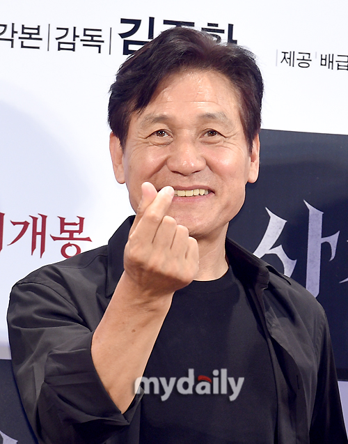 Ahn Sung-ki greets him at the showcase of the movie Lion (director Kim Joo-hwans distribution Lotte Mart Entertainment) at Lotte Mart World in Jamsil, Seoul on the afternoon of the 11th.The Lion is a film about the story of martial arts champion Yonghu (Park Seo-jun) meeting with the Kuma priest Anshinbu (Ahn Sung-ki) and confronting the powerful evil (), which has confused the world.It is scheduled to open on the 31st.