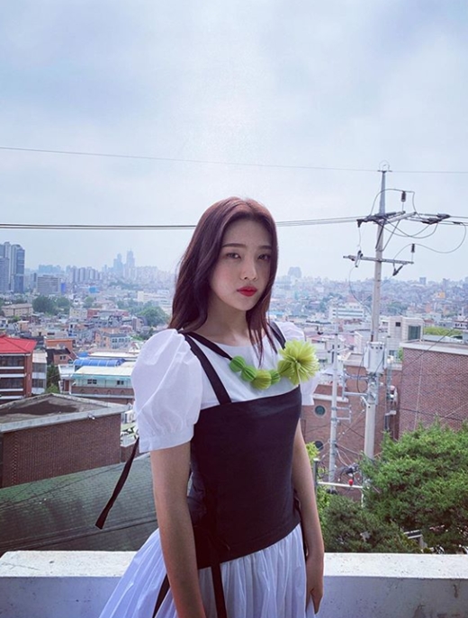 Girl group Red Velvet Joy reveals dreamy charmJoy posted a photo on her Instagram page on Wednesday afternoon.In the open photo, Joy is looking at the camera with a white dress, a black bustier, and a green necklace.The sky with the clouds and the eyes of Joy are combined to create a mysterious and dreamy atmosphere. In particular, Joy boasts a watery beauty and captures his attention.Meanwhile, Red Velvet, who Joy belongs to, recently acted as Jimsala Beam.
