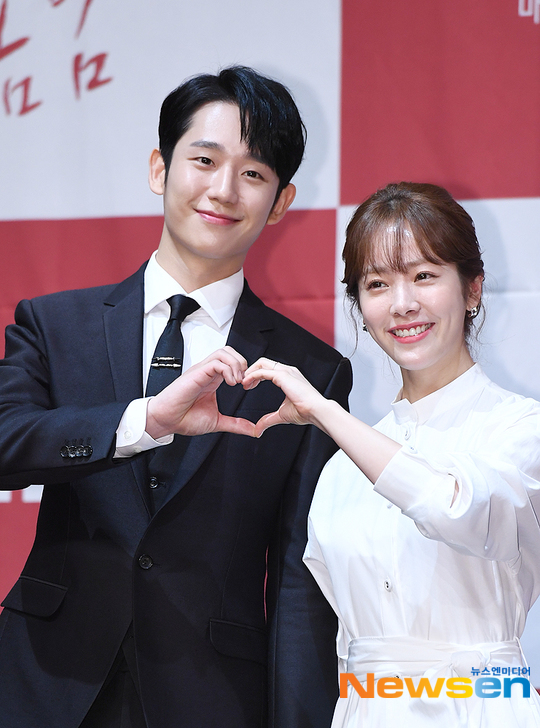 Actor Han Ji-min and Jung Hae In succeeded in erasing the sense of the former director Ahn Pan-seoks Bob-savvy Sister.Single Daddy Yoo Ji-Ho and younger son Seo Jun-hee were completely different people.MBC Tree Drama Spring Night (playplayplay by Kim Eun/directed Ahn Pan-seok) ends at the end of the 32nd episode on July 11.Spring Night is a thrilling romance drama in which two men and women, Yoo Ji-Ho (Jung Hae In), Lee Jung-in (Han Ji-min), visit the love of the whole world.It shook the hearts of many viewers by drawing a very realistic romance that is different from other melodramas.Especially, Spring Night is a work that director Ahn Pan-seok, Kim Eun- writer, and Jung Hae In met again in a year after JTBC Beautiful Sister who buys rice well.Last year, Bobs pretty sister was a work that contains a real love that two men and women who have been living in just knowing fall in love.Through this drama, Son Ye-jin further solidified the Melo Queen position, and Jung Hae In got the National Younger modifier.The atmosphere was quite similar to that of Bob-friendly sister in that it depicts the realistic love of lovers who start Spring Night.Ahn Pan-seoks unique warm color and lyrical OST also reminded me of my previous work.As a result, most of the reactions were that they could not erase the sense of pretty sister who buys rice well at the beginning of the broadcast.There was something else, of course. In particular, Spring Night depicted the love of a 35-year-old, not an older one.However, actors who appeared in Bob Good Sister such as Kim Chang-wan residents Seo Jung-yeon, including the male protagonist Jung Hae In, appeared in Spring Night one after another and the immersion was lowered.However, Spring Night showed a different charm from the previous work as time passed.The realistic conflict created by the single Daddy Yoo Ji-Ho and Lee Jung-in, who has a long-time lover, was drawn more convincingly through delicate narrative and emotional lines.In this process, Lee Jung-in revealed to his lover Kwon Ki-seok (Kim Jun-han) and father Kwon Young-guk (Kim Chang-wan) that he had no marriage idea, and presented Cider with a strong figure, such as going straight for Yoo Ji-Ho.It was different from the previous work that had been controversial about Public Evil Yeoju. Especially, Jung Hae In erased the image of his younger and younger by mature inner acting.In Spring Night, Jung Hae In was the single Daddy Yoo Ji-Ho itself, which was forced to fear a new encounter with past trauma.As such, Spring Night succeeded in bringing out the sympathy of viewers with realistic romance, overcoming the concern that it is similar to the previous work.It is noteworthy whether the spring night, which has left only one time, will bring the beauty of the species to an end that everyone can understand.kim myeong-mi