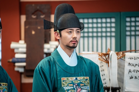 Na Hae-ryung Lee Ji-hoon Huh Jung, The complete version of the Etiquette Officers, including the new employee, Na Hae-ryung, Lee Ji-hoon, was first unveiled.They show Ada Lovelace and various juniors and juniors, and they are expecting a full-fledged performance.MBCs new tree drama Na Hae-ryung (played by Kim Ho-soo / directed by Kang Il-soo, Han Hyun-hee / produced Green Snake Media), which is scheduled to be broadcasted at 8:55 p.m. on July 17, unveiled the full version of the Preliminary Officers, led by Min Woo-won (Lee Ji-hoon).Na Hae-ryung, starring Shin Se-kyung, Jung Eun-woo, and Park Ki-woong, is the first problematic Ada Lovelace () in Joseon and the Phil Chung of Prince Lee Rim (Jung Eun-woo) in the anti-war Motaesol. Only romance annals.Lee Ji-hoon, Park Ji-hyun and other young actors, Kim Ji-jin, Kim Min-sang, Choi Duk-moon and Sung Ji-ru.The complete version of the Preview Officers was first released.Starting with Woowon, those who show off various charms from Yang Si-haeng (Heo Jeong-do), Son Gil-seung (Nam Tae-woo), Hyun Kyung-mook (Kang Hoon-moo), Seongseokwon (Ji Gun-woo), Ahn Hong-ik (Oh Hee-joon), Hwang Jang-gun (Yoon Jung-seop) and Kim Chi-guk (Lee Jung-ha) are expected to share a life together at Yemungwan and add fun to the drama.First of all, the highest office of the seven-piece Bonggyo Woowon is a cadet with a strong and clear conviction, and it is attracting attention because it foresaw that it will show the spirit of a senior who has a perfect specification.On the other hand, the practice of the pre-examination is a bad senior with a twisted expression and posture, but it turns out that his love for his juniors is real.The 8th Daekyo Gil Seung and Kyungmook focus their attention on the drama and the drama character.Gil Seung is a senior with a warm impression and a heart, and a grumpy senior who harasses the life of Na Hae-ryung, who is going to show a temperature difference that is too different from each other.Finally, the 9th censorship line of the pre-examination, Hongik, General, and Chikguk are expected to revitalize the drama with the charm of reversal.Unlike what they seem to be, they are known to have hidden stories. It is noteworthy what the story will be and how it will affect the story development.kim myeong-mi