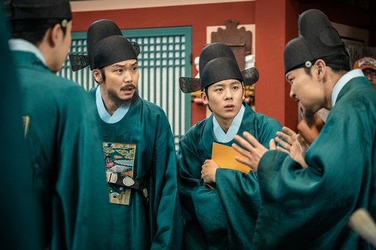 Na Hae-ryung Lee Ji-hoon Huh Jung, The complete version of the Etiquette Officers, including the new employee, Na Hae-ryung, Lee Ji-hoon, was first unveiled.They show Ada Lovelace and various juniors and juniors, and they are expecting a full-fledged performance.MBCs new tree drama Na Hae-ryung (played by Kim Ho-soo / directed by Kang Il-soo, Han Hyun-hee / produced Green Snake Media), which is scheduled to be broadcasted at 8:55 p.m. on July 17, unveiled the full version of the Preliminary Officers, led by Min Woo-won (Lee Ji-hoon).Na Hae-ryung, starring Shin Se-kyung, Jung Eun-woo, and Park Ki-woong, is the first problematic Ada Lovelace () in Joseon and the Phil Chung of Prince Lee Rim (Jung Eun-woo) in the anti-war Motaesol. Only romance annals.Lee Ji-hoon, Park Ji-hyun and other young actors, Kim Ji-jin, Kim Min-sang, Choi Duk-moon and Sung Ji-ru.The complete version of the Preview Officers was first released.Starting with Woowon, those who show off various charms from Yang Si-haeng (Heo Jeong-do), Son Gil-seung (Nam Tae-woo), Hyun Kyung-mook (Kang Hoon-moo), Seongseokwon (Ji Gun-woo), Ahn Hong-ik (Oh Hee-joon), Hwang Jang-gun (Yoon Jung-seop) and Kim Chi-guk (Lee Jung-ha) are expected to share a life together at Yemungwan and add fun to the drama.First of all, the highest office of the seven-piece Bonggyo Woowon is a cadet with a strong and clear conviction, and it is attracting attention because it foresaw that it will show the spirit of a senior who has a perfect specification.On the other hand, the practice of the pre-examination is a bad senior with a twisted expression and posture, but it turns out that his love for his juniors is real.The 8th Daekyo Gil Seung and Kyungmook focus their attention on the drama and the drama character.Gil Seung is a senior with a warm impression and a heart, and a grumpy senior who harasses the life of Na Hae-ryung, who is going to show a temperature difference that is too different from each other.Finally, the 9th censorship line of the pre-examination, Hongik, General, and Chikguk are expected to revitalize the drama with the charm of reversal.Unlike what they seem to be, they are known to have hidden stories. It is noteworthy what the story will be and how it will affect the story development.kim myeong-mi