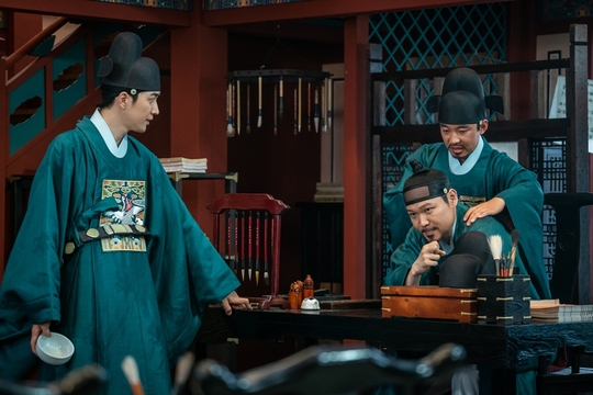 The complete version of the Etiquette Officers, including the new employee, Na Hae-ryung, Lee Ji-hoon, was first unveiled.They show Ada Lovelace and various juniors and juniors, and they are expecting a full-fledged performance.MBCs new tree drama Na Hae-ryung (played by Kim Ho-soo / directed by Kang Il-soo, Han Hyun-hee / produced Green Snake Media), which is scheduled to be broadcasted at 8:55 p.m. on July 17, unveiled the full version of the Preliminary Officers, led by Min Woo-won (Lee Ji-hoon).Na Hae-ryung, starring Shin Se-kyung, Jung Eun-woo, and Park Ki-woong, is the first problematic Ada Lovelace () in Joseon and the Phil Chung of Prince Lee Rim (Jung Eun-woo) in the anti-war Motaesol. Only romance annals.Lee Ji-hoon, Park Ji-hyun and other young actors, Kim Ji-jin, Kim Min-sang, Choi Duk-moon and Sung Ji-ru.The complete version of the Preview Officers was first released.Starting with Woowon, those who show off various charms from Yang Si-haeng (Heo Jeong-do), Son Gil-seung (Nam Tae-woo), Hyun Kyung-mook (Kang Hoon-moo), Seongseokwon (Ji Gun-woo), Ahn Hong-ik (Oh Hee-joon), Hwang Jang-gun (Yoon Jung-seop) and Kim Chi-guk (Lee Jung-ha) are expected to share a life together at Yemungwan and add fun to the drama.First of all, the highest office of the seven-piece Bonggyo Woowon is a cadet with a strong and clear conviction, and it is attracting attention because it foresaw that it will show the spirit of a senior who has a perfect specification.On the other hand, the practice of the pre-examination is a bad senior with a twisted expression and posture, but it turns out that his love for his juniors is real.The 8th Daekyo Gil Seung and Kyungmook focus their attention on the drama and the drama character.Gil Seung is a senior with a warm impression and a heart, and a grumpy senior who harasses the life of Na Hae-ryung, who is going to show a temperature difference that is too different from each other.Finally, the 9th censorship line of the pre-examination, Hongik, General, and Chikguk are expected to revitalize the drama with the charm of reversal.Unlike what they seem to be, they are known to have hidden stories. It is noteworthy what the story will be and how it will affect the story development.kim myeong-mi