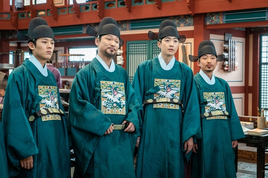 Na Hae-ryung Lee Ji-hoon Huh Jung, The complete version of the Etiquette Officers, including the new employee, Na Hae-ryung, Lee Ji-hoon, was first unveiled.They show Ada Lovelace and various juniors and juniors, and they are expecting a full-fledged performance.MBCs new tree drama Na Hae-ryung (played by Kim Ho-soo / directed by Kang Il-soo, Han Hyun-hee / produced Green Snake Media), which is scheduled to be broadcasted at 8:55 p.m. on July 17, unveiled the full version of the Preliminary Officers, led by Min Woo-won (Lee Ji-hoon).Na Hae-ryung, starring Shin Se-kyung, Jung Eun-woo, and Park Ki-woong, is the first problematic Ada Lovelace () in Joseon and the Phil Chung of Prince Lee Rim (Jung Eun-woo) in the anti-war Motaesol. Only romance annals.Lee Ji-hoon, Park Ji-hyun and other young actors, Kim Ji-jin, Kim Min-sang, Choi Duk-moon and Sung Ji-ru.The complete version of the Preview Officers was first released.Starting with Woowon, those who show off various charms from Yang Si-haeng (Heo Jeong-do), Son Gil-seung (Nam Tae-woo), Hyun Kyung-mook (Kang Hoon-moo), Seongseokwon (Ji Gun-woo), Ahn Hong-ik (Oh Hee-joon), Hwang Jang-gun (Yoon Jung-seop) and Kim Chi-guk (Lee Jung-ha) are expected to share a life together at Yemungwan and add fun to the drama.First of all, the highest office of the seven-piece Bonggyo Woowon is a cadet with a strong and clear conviction, and it is attracting attention because it foresaw that it will show the spirit of a senior who has a perfect specification.On the other hand, the practice of the pre-examination is a bad senior with a twisted expression and posture, but it turns out that his love for his juniors is real.The 8th Daekyo Gil Seung and Kyungmook focus their attention on the drama and the drama character.Gil Seung is a senior with a warm impression and a heart, and a grumpy senior who harasses the life of Na Hae-ryung, who is going to show a temperature difference that is too different from each other.Finally, the 9th censorship line of the pre-examination, Hongik, General, and Chikguk are expected to revitalize the drama with the charm of reversal.Unlike what they seem to be, they are known to have hidden stories. It is noteworthy what the story will be and how it will affect the story development.kim myeong-mi