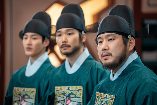Na Hae-ryung Lee Ji-hoon Huh Jung, The complete version of the Etiquette Officers, including the new employee, Na Hae-ryung, Lee Ji-hoon, was first unveiled.They show Ada Lovelace and various juniors and juniors, and they are expecting a full-fledged performance.MBCs new tree drama Na Hae-ryung (played by Kim Ho-soo / directed by Kang Il-soo, Han Hyun-hee / produced Green Snake Media), which is scheduled to be broadcasted at 8:55 p.m. on July 17, unveiled the full version of the Preliminary Officers, led by Min Woo-won (Lee Ji-hoon).Na Hae-ryung, starring Shin Se-kyung, Jung Eun-woo, and Park Ki-woong, is the first problematic Ada Lovelace () in Joseon and the Phil Chung of Prince Lee Rim (Jung Eun-woo) in the anti-war Motaesol. Only romance annals.Lee Ji-hoon, Park Ji-hyun and other young actors, Kim Ji-jin, Kim Min-sang, Choi Duk-moon and Sung Ji-ru.The complete version of the Preview Officers was first released.Starting with Woowon, those who show off various charms from Yang Si-haeng (Heo Jeong-do), Son Gil-seung (Nam Tae-woo), Hyun Kyung-mook (Kang Hoon-moo), Seongseokwon (Ji Gun-woo), Ahn Hong-ik (Oh Hee-joon), Hwang Jang-gun (Yoon Jung-seop) and Kim Chi-guk (Lee Jung-ha) are expected to share a life together at Yemungwan and add fun to the drama.First of all, the highest office of the seven-piece Bonggyo Woowon is a cadet with a strong and clear conviction, and it is attracting attention because it foresaw that it will show the spirit of a senior who has a perfect specification.On the other hand, the practice of the pre-examination is a bad senior with a twisted expression and posture, but it turns out that his love for his juniors is real.The 8th Daekyo Gil Seung and Kyungmook focus their attention on the drama and the drama character.Gil Seung is a senior with a warm impression and a heart, and a grumpy senior who harasses the life of Na Hae-ryung, who is going to show a temperature difference that is too different from each other.Finally, the 9th censorship line of the pre-examination, Hongik, General, and Chikguk are expected to revitalize the drama with the charm of reversal.Unlike what they seem to be, they are known to have hidden stories. It is noteworthy what the story will be and how it will affect the story development.kim myeong-mi