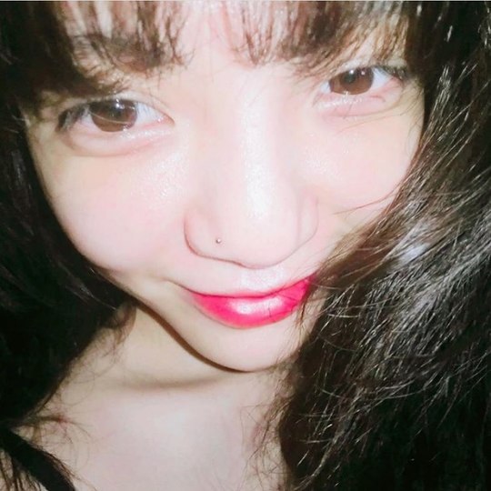Grop AOA leader Jimin has released a unique selfie photo.Jimin posted a picture on his instagram on July 11 with an article entitled Its a good idea.The picture shows Jimin smiling at the camera, his white-green skin without any blemishes, and Jimins big eyes also catch his eye.delay stock