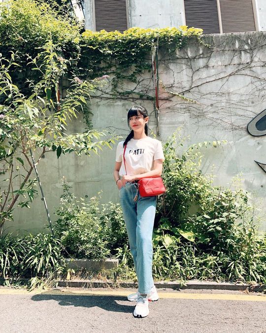 Actor Oh Yeon-seo revealed his appearance as an atmosphere goddess.On July 11, Oh Yeon-seo posted three photos on his instagram.In the open photo, Oh Yeon-seo is a casual dress with jeans and white tees, creating a unique lovely atmosphere. Oh Yeon-seos shy smile and fresh beauty also attract attention.Park So-hee