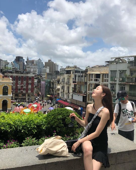 Actor Han Sun-hwa from Secret reported on his recent travels.Han Sun-hwa posted four photos on his instagram on July 11th.In the photo, there is a picture of Han Sun-hwa enjoying the beautiful scenery and enjoying the leisure time.Park So-hee