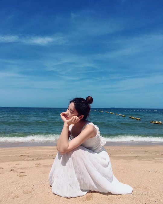 Group DIA member Eunjin showed off a refreshing atmosphere.Eunjin posted two photos on his instagram on July 11 with an article called I love mom.In the photo, Eunjin is sitting in front of the beach wearing a white dress and enjoying his leisure time.Park So-hee