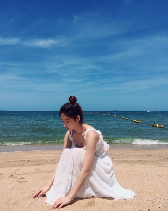 Group DIA member Eunjin showed off a refreshing atmosphere.Eunjin posted two photos on his instagram on July 11 with an article called I love mom.In the photo, Eunjin is sitting in front of the beach wearing a white dress and enjoying his leisure time.Park So-hee