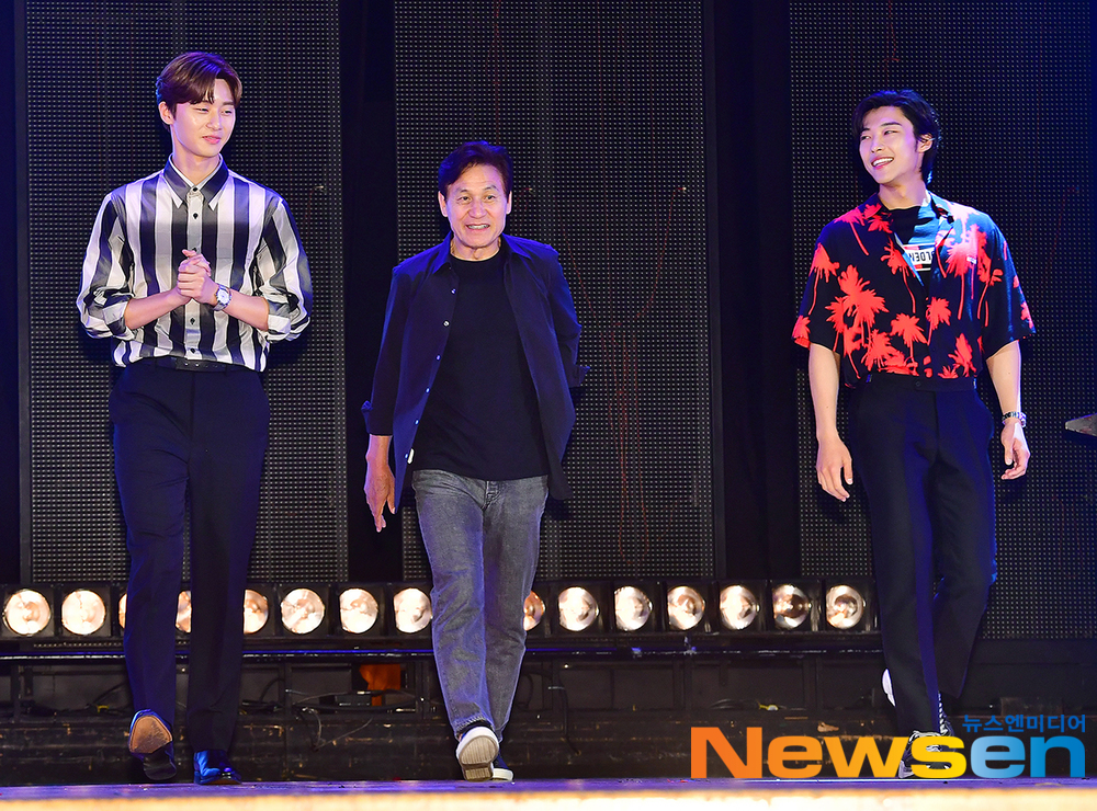 The movie Lion showcase was held at the Lotte World Adventure Garden Stage in Jamsil, Songpa-gu, Seoul on July 11th.On this day, Kim Joo-hwan, Park Seo-joon, Ahn Sung-ki and Woo Do-hwan attended.Jang Gyeong-ho