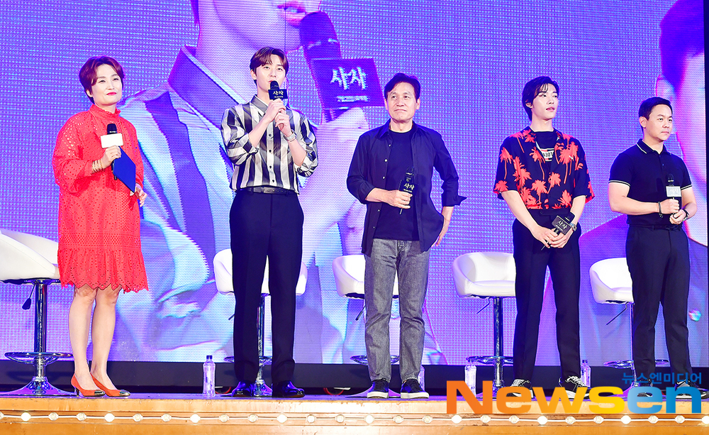 The movie Lion showcase was held at the Lotte World Adventure Garden Stage in Jamsil, Songpa-gu, Seoul on July 11th.On this day, Kim Joo-hwan, Park Seo-joon, An Sung-ki and Woo Do-hwan Park Kyung-lim attended.Jang Gyeong-ho