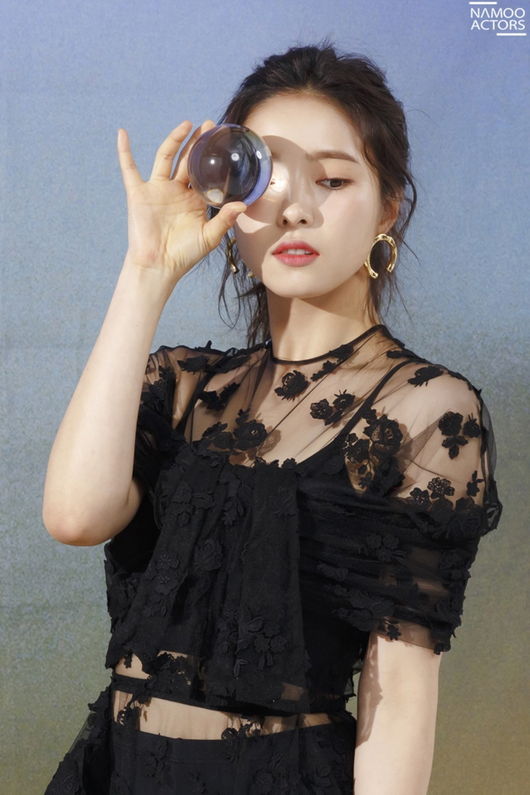 Actor Shin Se-kyung has unveiled a behind-the-scenes series like a pictorial.MBCs new Wednesday-Thursday evening drama Shin Se-kyung to return to the new office, Na Hae-ryung.Behind SteelSeries, full of the beauty of Shin Se-kyung, which can not be taken off, is being revealed, and attention is focused.SteelSeries, released today (11th), is wrapped with colorful aspects of Shin Se-kyung that match the modifier of Pictorial Artisan.Especially from dazzling brightness to chic that creates a city-wide atmosphere. The charm of Shin Se-kyung is enough to overwhelm the gaze.Shin Se-kyung is a back door that not only completed a sensual picture with various poses and natural gaze treatment, but also showed the perfect concept and the change of the whole concept, and the admiration of the staff in the field.In an interview with the photo shoot, I was able to hear Shin Se-kyungs genuine thoughts about the new employee, Na Hae-ryung, who returned to the house theater.I read the script and I fell in love with it, he said, the script itself was very fresh and clean.The charm of each character is also shining, and the ensemble that they create when they gather is also an expected work. Na Hae-ryung, a new employee who has made not only Shin Se-kyung but also prospective viewers excited, is considered to be one of the best anticipated works in the second half of this year.In the play, he will transform into the first female director of Joseon, Na Hae-ryung, and give him a thrilling fun that he has not felt before.Shin Se-kyung starring MBCs new Wednesday-Thursday evening drama Na Hae-ryung will be released at 8:55 pm on the 17th (Wednesday).