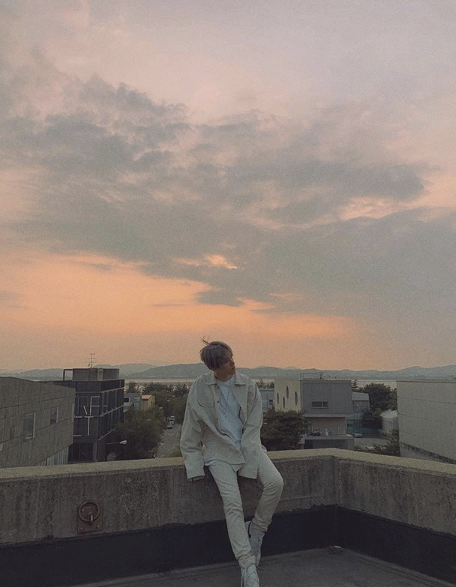 EXO Baekhyun left picturesqueBaekhyun posted a picture on his instagram on the afternoon of the 11th with a message saying, You guys have a good day today!In the photo, Baekhyun is in the background of the glowing sky.The fashion that emphasizes the pure beauty of a young prince with ivory jackets and pants attracts attention. Fantastic proportions and auras are natural.Baekhyun released his first solo album City Lights the day before and started his career with the title song UN Village (UN Village).On the 12th, KBS 2TV Music Bank and Yoo Hee-yeols Sketchbook and MBC show on the 13th!Music Center and SBS Popular Song will appear on music programs on the 14th to present the title song UN Village stage.SNS