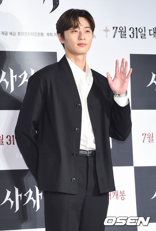 Park Seo-joon mentioned the wound in the hand of the main character Yong-hoo in the movie Lion.On the afternoon of the 11th, the SUMMER NIGHT showcase of the movie Lion was held at Lotte World Adventure Garden Stage in Seoul.Leading Actors Park Seo-joon, Ahn Sung-ki, and Woo Do-hwan were present.The host Park Kyung-lim asked, I am curious about the hand wounds in the poster and trailer. Park Seo-joon said, Every time this question comes out, I worry about how far to talk.I think that the wound on the hand is the beginning of the movie and the core of the movie. This work is expected to be directed by Park Seo-joon and Kim Joo-hwan, who are youth police officers. I was with Park Seo-joon when I was a youth police officer. Can you see Park Seo-joons 180 degrees different?If there was a boy and a brute in the past, this time I think I have returned to a tremendous male beauty and Dark beauty, Kim said.Park asked Park to hold his face in a close-up on the spot, and asked him to show his masculinity and Darkness. Park laughed with his eyebrows twitching.Meanwhile, The Lion depicts the story of the martial arts champion Yonghu (Park Seo-joon) meeting the Kuma priest Anshinbu (Ahn Sung-ki) and confronting the powerful evil (), which has confused the world.It is a reunited work by director Kim Joo-hwan and Park Seo-joon of the film Youth Police (5.65 million people), which dominated the theater in summer 2017, and will show a completely different genre.DB