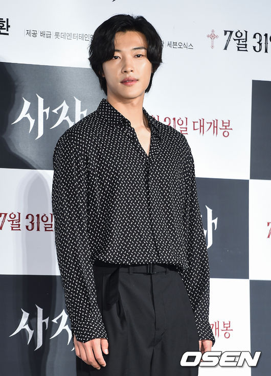 Woo Do-hwan expressed respect for senior Ahn Sung-ki.On the afternoon of the 11th, the SUMMER NIGHT showcase of the movie Lion was held at Lotte World Adventure Garden Stage in Seoul.Actor Park Seo-joon, Ahn Sung-ki, Woo Do-hwan and director Kim Joo-hwan attended.Woo Do-hwan, who played the black bishop Jisin who spread evil in the movie, said, My character was not easy, it was hard, and I do not know one day, but it was hard because it lasted.The action was hard. I learned a lot of patience, and I had to endure it for the movie. I wanted to surprise the audience and make them gasp.But I believe that the director said that the movie came out well. Woo Do-hwan said, As I filmed this movie, I thought that there would be no Hope if I became like Ahn Sung-ki.And it seems that senior Park Seo-joon has the best energy in the world: I think hes lucky to be with such a good genius manager, seniors.The scene was a good learning ground, she smiled.Meanwhile, The Lion depicts the story of the martial arts champion Yonghu (Park Seo-joon) meeting with the Guma priest Anshinbu (Ahn Sung-ki) and confronting the powerful evil (), which has left the world in turmoil.It is a reunited work by director Kim Joo-hwan and Park Seo-joon of the film Youth Police (5.65 million people), which dominated the theater in summer 2017, and will present a completely different genre.DB