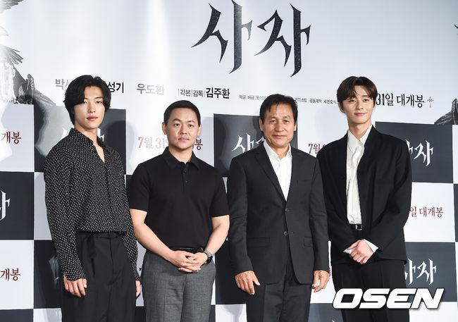 The main characters and directors of the movie Lion met with the preliminary audience before the movie was released, raising expectations.On the afternoon of the 11th, Lotte World Adventure Garden Stage in Songpa-gu, Seoul, the SUMMER NIGHT Showcase of the movie Lion was held.Actor Park Seo-joon, Ahn Sung-ki, Woo Do-hwan and director Kim Joo-hwan attended.On the day of the showcase, ordinary citizens who came to play in the amusement park and fans of three actors were added to the showcase.As Showcase time approached, the garden stage was filled with people without a break.Park Seo-joon said, I am about to open in seven months after shooting, and I hope many people will see it, and Ahn Sung-ki said, Lion is not Ryan.I can see it as a Faith lion, meaning a lion called Faith, Woo Do-hwan said, My heart is fresh.It was always a place to draw only dreams, and the movie theater is likely to remain in Memory because of the good atmosphere. Kim Joo-hwan said, It was so good to work with the best actors in Korea, and I will work harder so that they will not be able to hurt their reputation. About the action scene in the movie, Park Seo-joon said, As you will see later, there is a great action.I wanted to taste hell, said Ahn Sung-ki, a senior. If Park Seo-joon played UFC, he would have won the world championship.Its really worth seeing, he praised.I am curious about the hand wounds in the poster and trailer, said Park Kyung-lim, the host. I am worried about how far I have to talk about this question every time I come out.I think that the wound on the hand is the beginning of the movie and the core of the movie. This work is expected to be held once again by Park Seo-joon and Kim Joo-hwan, the Youth Police.I was with Mr. Park Seo-joon even as a youth police officer, can you see a 180-degree difference in Park Seo-joon?If there was a boy and a brute in the past, this time it seems to have returned to a tremendous male beauty and Dark beauty, said Kim Joo-hwan.Park Kyung-lim asked Park Seo-joon to close up his face on the spot and asked him to show his masculinity and Darkness.Park Seo-joon twitched his eyebrows and laughed.Ahn Sung-ki said, I do a co-work with Park Seo-joon in the movie, and there is a charm like a birdie movie.There are some scary parts of the content, but it is fun to solve the case. Park Kyung-lim said, I look like laughing when I see you sitting together. Park Seo-joon said, If I next meet Ahn Sung-ki in my work, I want to play an Indian role and help you.In this lion, he helps me a lot and gives me India.Kim Ju-hwan said that since writing the scenario, Ahn Sung-ki was considered as the character of the bride.I liked my seniors so much, and I was respectful for being more enthusiastic than I needed in the field. It was very difficult, but one good thing is that no one knows if its wrong (laughs), but in the movie it was perfect without being wrong.I had to memorize this and ask the director for a scenario two months before the film started, and then I memorized it all the time, except when I was asleep.I even have to forget it when I finish shooting, but I keep remembering it because I am going to make it in this place. I think I am remembering for the rest of my life. The youngest, Woo Do-hwan, said: My character was not easy, it was hard, and I dont know if it was Haru, but it was hard because it lasted. Action was hard.I learned a lot of patience in the process, and I had to endure it for the movie. I wanted to surprise the audience and make them gasp.But I believe that the director said that the movie came out well. Woo Do-hwan said, I thought that I would not wish to be like Ahn Sung-ki after the years of filming this movie.And it seems that senior Park Seo-joon has the best energy in the world: I think hes lucky to be with such a good genius manager, seniors.The scene was a good learning ground, she smiled.On Showcase, there was a corner to answer the fans questions with four letters, and when the shooting misfortune question came out, Park Seo-joon answered perfect, Ahn Sung-ki answered consideration, Woo Do-hwan answered a lot of learning, and director Kim Joo-hwan answered time compliance.What about NG?Kim Joo-hwan said, Choi Woo-shik is a choi Woo-shik, and mentioned Choi Woo-shik, who is not in the spot, and Park Seo-joon laughed.In the corner where the lion is built, director Kim Joo-hwan said, I am confident that I am in this movie, and I am in self.Ahn Sung-ki said, I am sa, everyone, for being with a lover lion. Woo Do-hwan expressed his affection to fans, saying, Please fill the lover movie theater, and Park Seo-joon is lover, In the event corner, I will do everything for the lion, fans took the questions left on Post-it and gave me generous fan services such as hugs and selfies.A birthday cake appeared in surprise for Woo Do-hwan, who is about to have his birthday on July 12, and a fan who came up on stage sang a birthday celebration on the spot.Finally, Park Seo-joon said, Since I am an actor, I do not have many opportunities to meet fans close. I was worried about opening, but I get strength because I meet those who support me like this.I took it hard enough to regret it. It will be an opportunity to show new images to fans who support me.I will see you at the stage greetings. Ahn Sung-ki said: Theres something I couldnt say at the end of the production report meeting, Im free to go around the streets these days, without any inconvenience, Actor shouldnt.People have been bothered and should be. Ive been doing some movies, but I havent met many people.I want to see people like it. Meanwhile, Lion, which will be released on the 31st, draws a story of martial arts champion Yonghu (Park Seo-joon) meeting with the Guma priest Anshinbu (Ahn Sung-ki) to confront the powerful evil (), which has confused the world.It is a reunited work by director Kim Joo-hwan and Park Seo-joon of the film Youth Police (5.65 million people), which dominated the theater in summer 2017, and presents the exorcism genre.Park Seo-joon was a martial arts champion who faced evil in the play, and Ahn Sung-ki was a gumma priest Anshin who chased evil, and Woo Do-hwan played the black bishop who spread evil.DB
