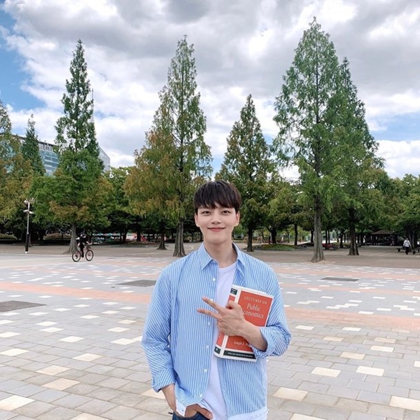 Actor Yeo Jin-goo has turned into a college student.On the 11th, Yeo Jin-goo posted a photo of the TVN new weekend drama Hotel Deluna (playwright Hong Jung-eun and director Oh Chung-hwan) on his instagram with an article entitled #Harvard Business School # # Footy # Guchansung # Hotel Deluna # Sox Shooting.In the photo, Yeo Jin-goo is smiling as she poses V with a thick book, and the warm college student fashion, directed by a light blue striped shirt, attracts attention.Hotel Deluna starring Yeo Jin-goo will be broadcasted at 9 pm on the 13th.Yeo Jin-goo completed the Harvard Business School MBA and played the role of the perfectionist Gu Chan-sung, who became a hotelier.