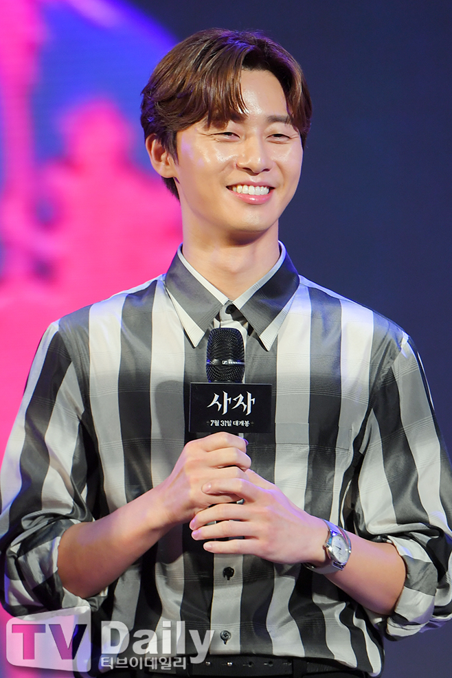 The movie Lion (director Kim Joo-hwan, distribution Lotte Mart Entertainment) Showcase was held at the Lotte Martworld Garden Stage in Jamsil-dong, Songpa-gu, Seoul on the afternoon of the 11th.Actor Park Seo-joon, who attended the Lion Showcase, is greeting him.Lion will be released on the 31st as a film about the story of martial arts champion Yonghu (Park Seo-joon) meeting with the Kuma priest An Shinbu (An Sung-ki) and confronting the powerful evil (), which has confused the world.Lion Showcase