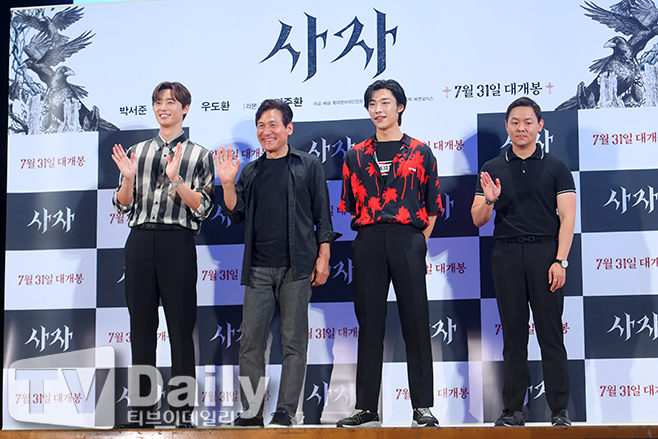 The movie Lion (director Kim Joo-hwan, distribution Lotte Mart Entertainment) Showcase was held at the Lotte Martworld Garden Stage in Jamsil-dong, Songpa-gu, Seoul on the afternoon of the 11th.Actor Park Seo-joon Ahn Sung-ki Woo Do-hwan and director Kim Joo-hwan pose at the Lion Showcase on the day.Lion will be released on the 31st as a film about the story of martial arts champion Yonghu (Park Seo-joon) meeting with the Kuma priest Anshinbu (Ahn Sung-ki) to confront the powerful evil (), which has confused the world.Lion Showcase