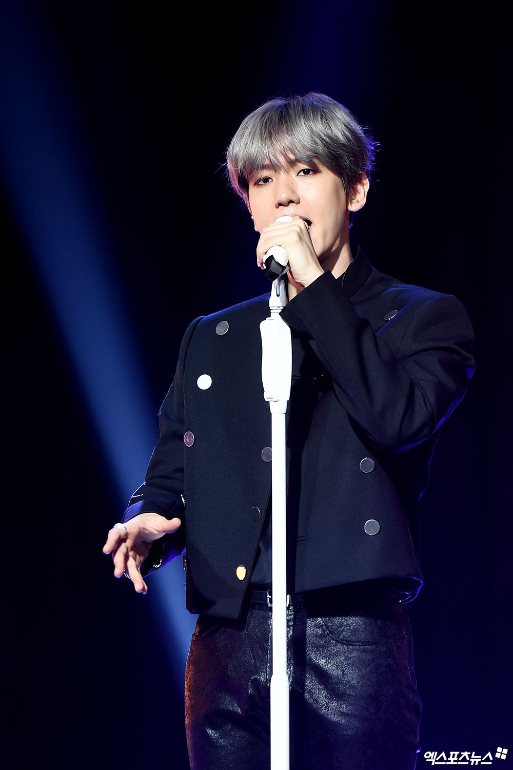 On the afternoon of the 10th, EXO Baekhyuns first solo album City Lights was released at SAC Art Hall in Samseong-dong, Seoul.EXO Baekhyun, who attended the showcase on the day, is showing the stage.