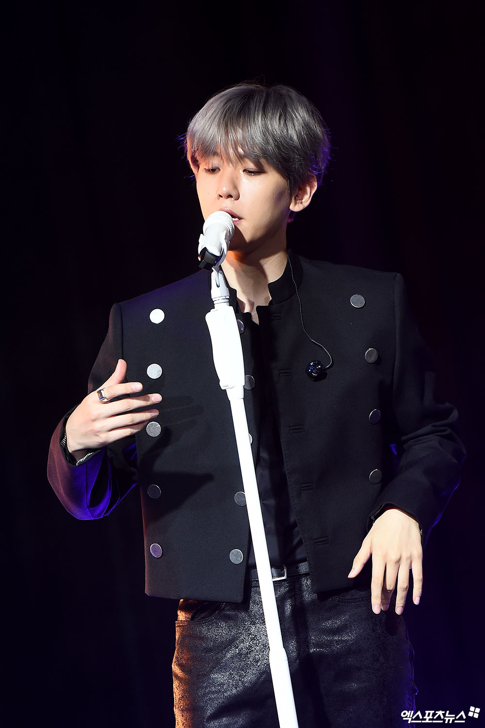 On the afternoon of the 10th, EXO Baekhyuns first solo album City Lights was released at SAC Art Hall in Samseong-dong, Seoul.EXO Baekhyun, who attended the showcase on the day, is showing the stage.