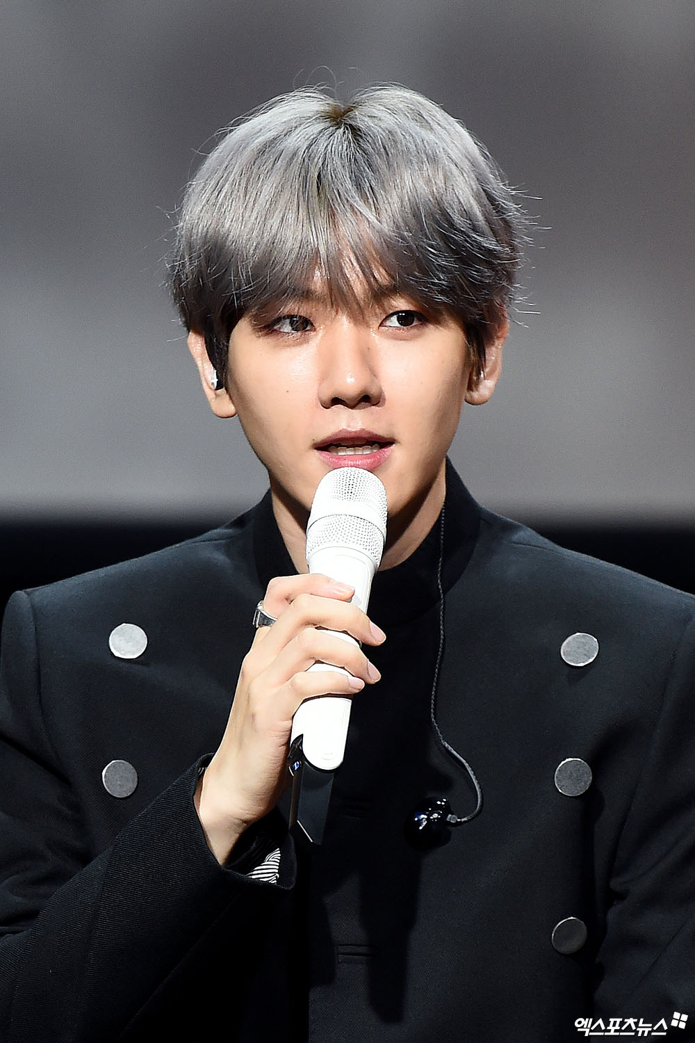 On the afternoon of the 10th, EXO Baekhyuns first solo album City Lights was released at SAC Art Hall in Samseong-dong, Seoul.EXO Baekhyun, who attended the showcase on the day, greets him.