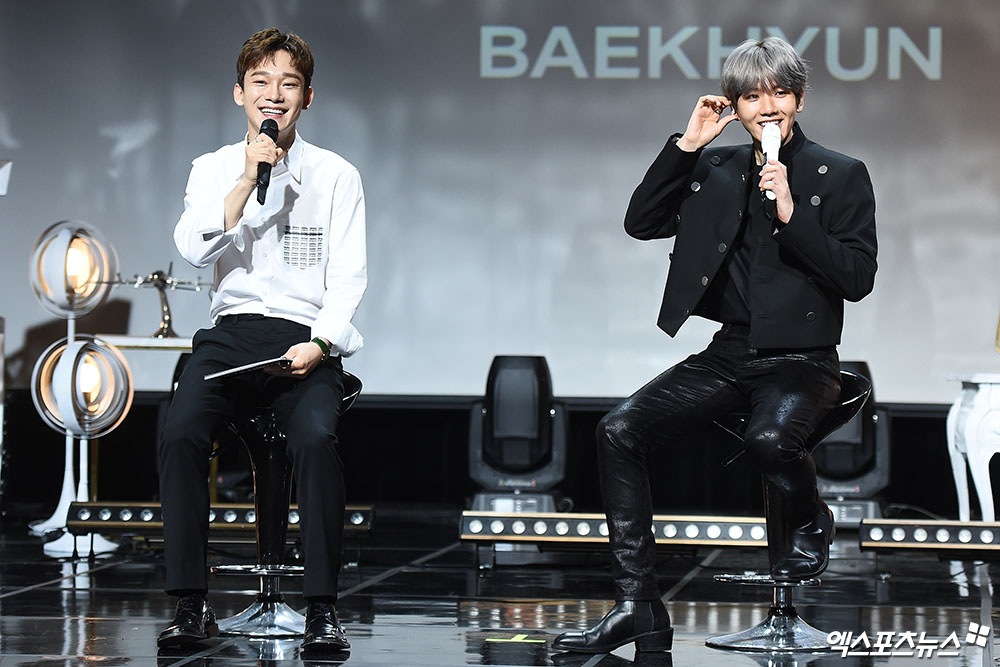 On the afternoon of the 10th, EXO Baekhyuns first solo album City Lights was released at SAC Art Hall in Samseong-dong, Seoul.EXO Chen and Baekhyun attending the showcase are smiling as they talk.